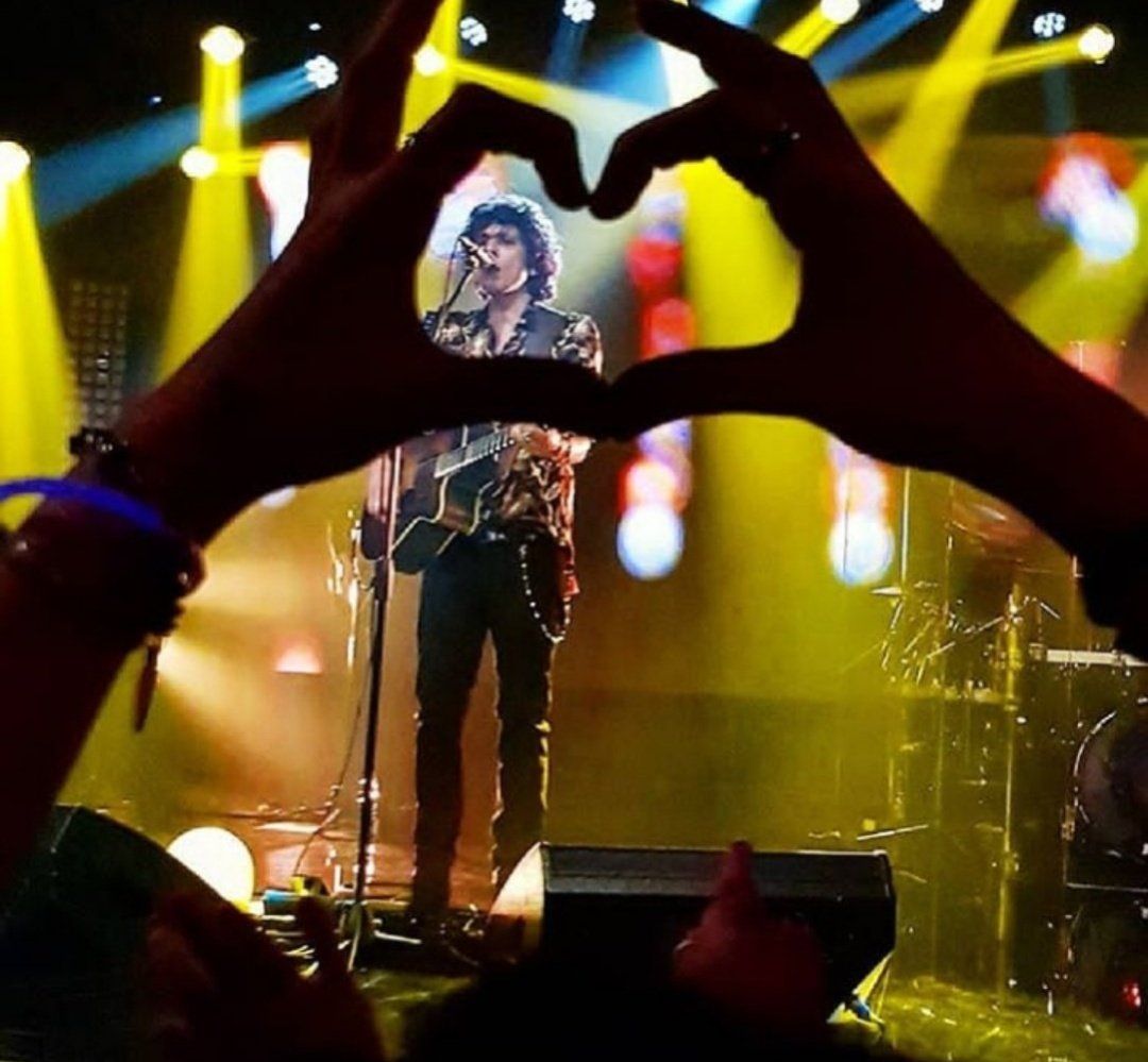 nuccialupetta's tweet photo. Auguri a quest'uomo che in questi ultimi tre anni ci ha cambiato la vita in meglio con la sua musica e il suo pensiero..💛 Buon compleanno @MetaErmal @famedalupi #ErmalMeta #BuonCompleannoErmal #Meta38Assago #Meta38 #ErmalMetaAlForum #AspettandoIlForum  #gruppoMetadisagiate https://t.co/me5ilIpC8R