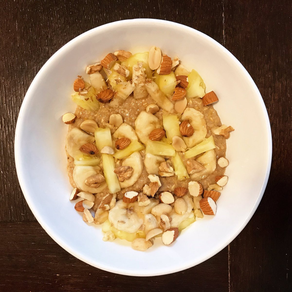 Space travel on the #oatmeal show! Mr. #banana’s recent dream of being reborn as a butterfly in another galaxy flying over a #cinnamon field with Mr. “big guy” #pineapple 😂 Our guests never fail to surprise 😉
#food #health #breakfast #healthyfood #foodphotography #positivity