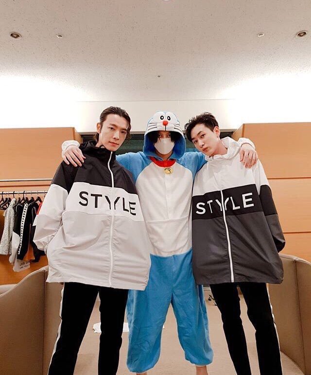 heechullieoppa's tweet photo. some things never change π & to think that heechul doesn't like to wait during music show performances, anything for his little boys βΊοΈπ
#showwindowgroup https://t.co/sXjZFgHdwO
