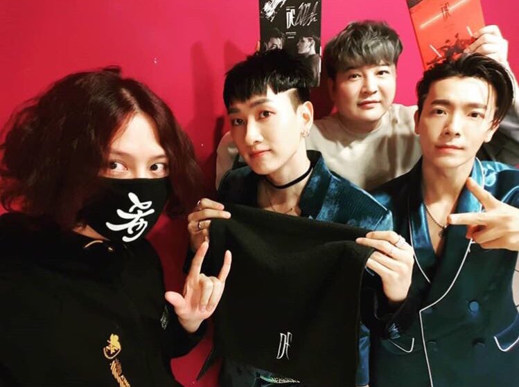 heechullieoppa's tweet photo. some things never change π & to think that heechul doesn't like to wait during music show performances, anything for his little boys βΊοΈπ
#showwindowgroup https://t.co/sXjZFgHdwO