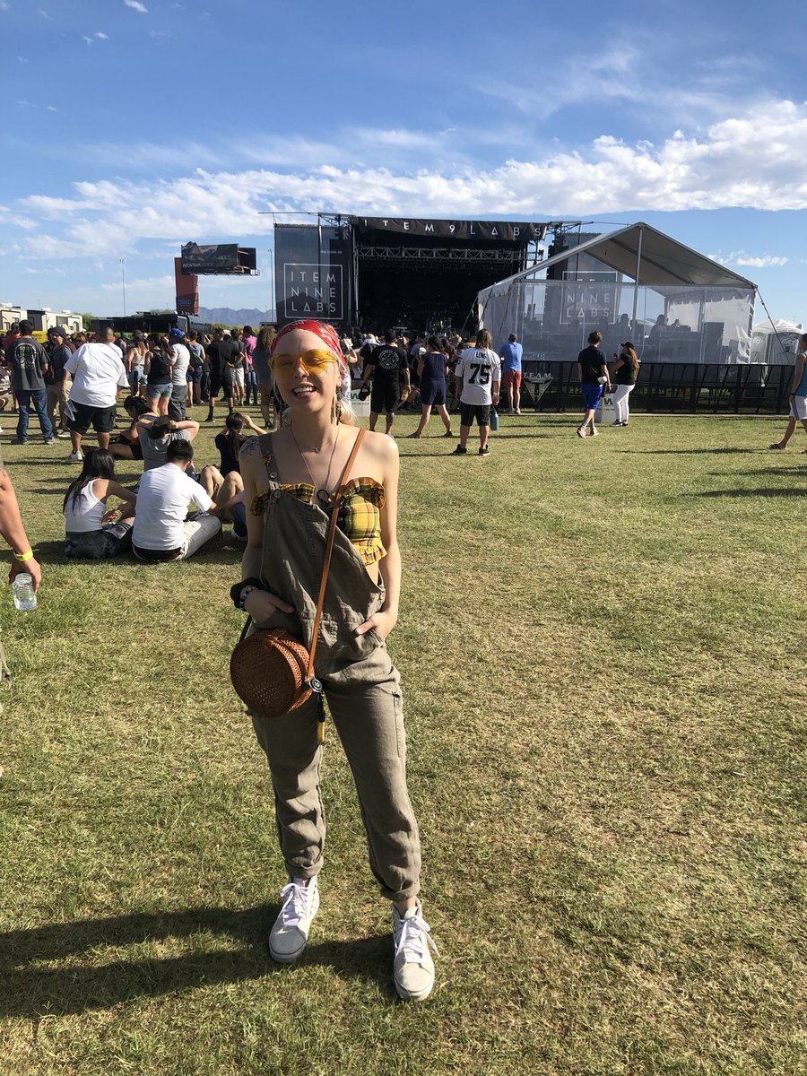 LinnyOrLinda's tweet photo. Living my best life out here on the greens ✌🏼 day 1 of @onthegrassfest https://t.co/LrA55NNLMJ