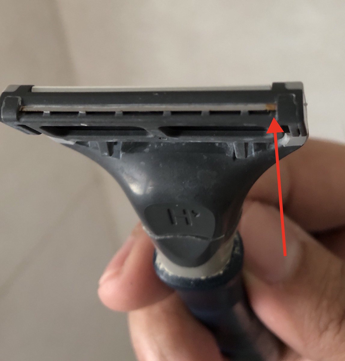 ImranMoinuddin's tweet photo. @harrys bought a pack of 10 of these - within 3 weeks, am seeing #rust - disappointed :( https://t.co/BOysB4btHm