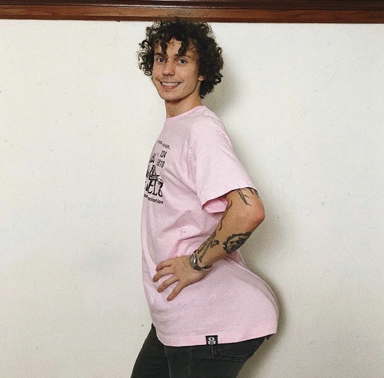 htourlive's tweet photo. kurtis conner as harry styles: a thread https://t.co/445rT3ahJ5