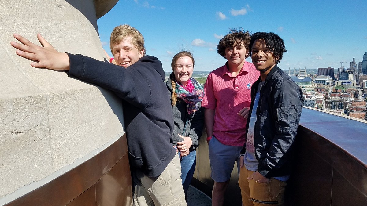 jaysplus3's tweet photo. PHS choir members on top of the WW1 Memorial tower in K.C.#hangonPaul! https://t.co/Km4ecgHeIJ