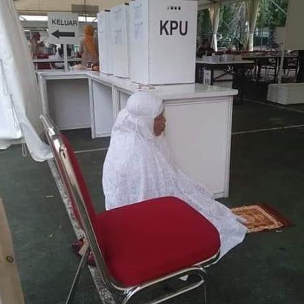 INNA LILLAHI WA INNA ILAIHI RAJI'UN
Semoga Husnul Khotimah &amp; Allah Swt memberikan tempat paling indah di Surga-Nya kelak.
.
Salam Cinta &amp; Hormat juga untuk seluruh Saksi &amp; Kader PKS yg pantang pulang sebelum dapat C1 &amp; berjaga mengamankan suara hingga detik ini.