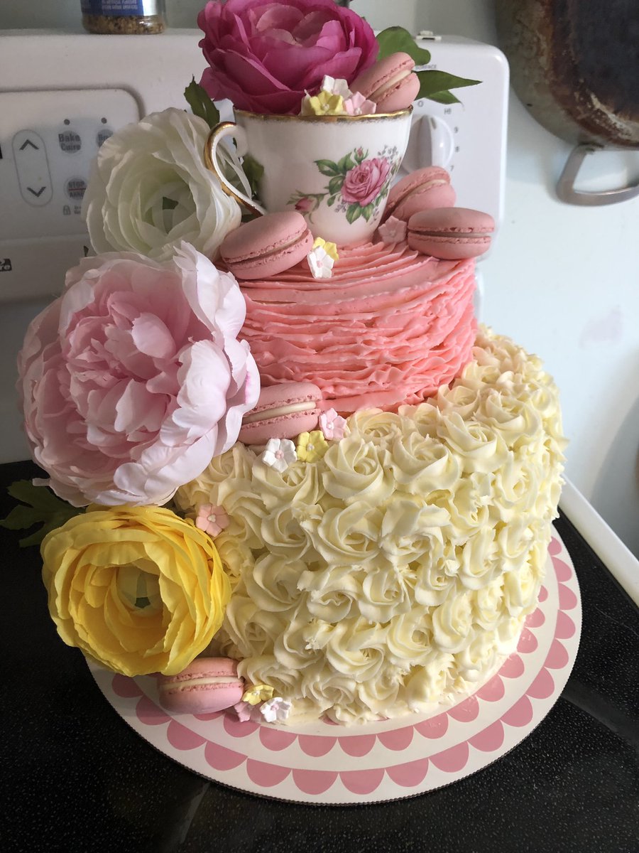 kellybarteaux's tweet image. #GoodFriday #goodfriends #goodcake