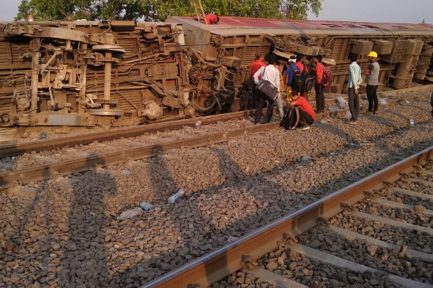 1stIndiaNews's tweet image. #UttarPradesh : 12 coaches of #PoorvaExpress plying from 𝗛𝗼𝘄𝗿𝗮𝗵 𝘁𝗼 𝗡𝗲𝘄 𝗗𝗲𝗹𝗵𝗶 derailed near Rooma village in #Kanpur; NDRF team of 45 persons on the spot; 20 injured, No casualties reported.