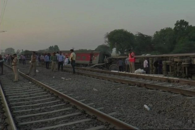 SuboSrivastava's tweet image. #PoorvaExpress Morning visuals from the spot where 12 coaches of #PoorvaExpress, plying from Howrah to #NewDelhi, derailed near Rooma village at around 1 am today. #Kanpur