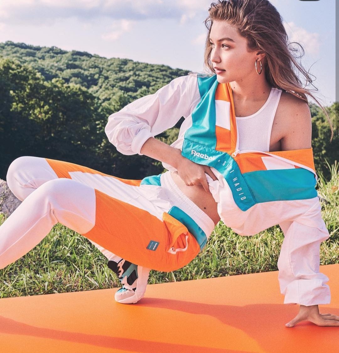 CreativaBurbuja's tweet photo. Se dice que los clásicos nunca mueren y así es Gigi Hadid diseñó junto a Reebok indumentaria deportiva con diseños que recuerdan las tendencias de los años 90. #ReebokxGigiHadid #90sregresan #Reebok #GigiHadid 🙌🏻🔝💙🧡 https://t.co/KVmUI8SOJO