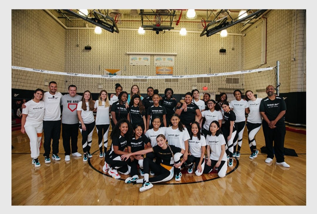 CreativaBurbuja's tweet photo. Y no es de extrañar que la colección esté inspirada en el volleyball su deporte favorito ya que ha querido hacer una colección que la represente al 100%. #ReebokxGigiHadid🔝🧡🖤💣💥 https://t.co/Jx7pnbzTFx