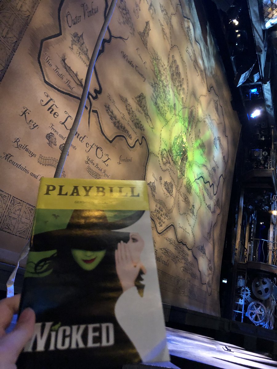 sexyycorn's tweet photo. @JessicaVosk and @ginnaclaire you are both the most talented people i have ever witnessed in my life, thank you for your amazing show wednesday 💚 - the happiest girl in the front row https://t.co/hRL8NhMWfY