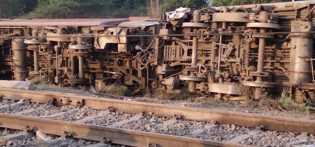 Theuptv's tweet image. #कानपुर : हावड़ा से नई दिल्ली जा रही 12303 पूर्वा एक्सप्रेस शुक्रवार देर रात हादसे का शिकार हो गई। कानपुर से करीब 15 किलोमीटर दूर रात 12 बजकर 50 मिनट पर रूमा गांव के पास यह ट्रेन पटरी से उतर गई। #PoorvaExpress