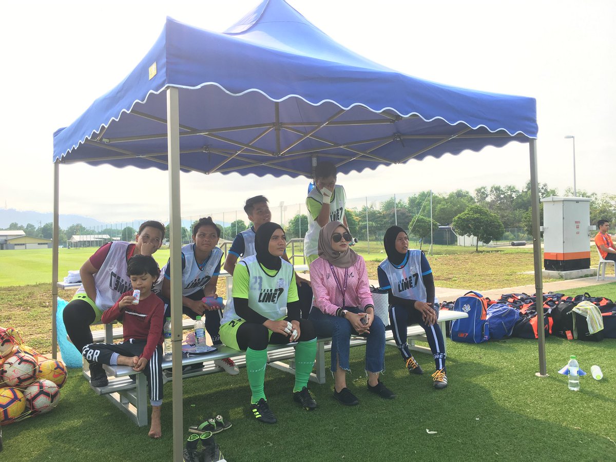 youngsyefura's tweet photo. Tahniah kepada pasukan wanita PDRM yg menentang pasukan wanita Kelantan dalam perlawanan pertama Piala Tun Sharifah Rodziah. Menang 10-0 !  

Btw jersi yg i pakai tu dari @KoyaClothing @FuadAsri 😁
#halathecops #thecops #sangsakabiru #PialaTunSharifahRodziah https://t.co/CfDa4U0c9C