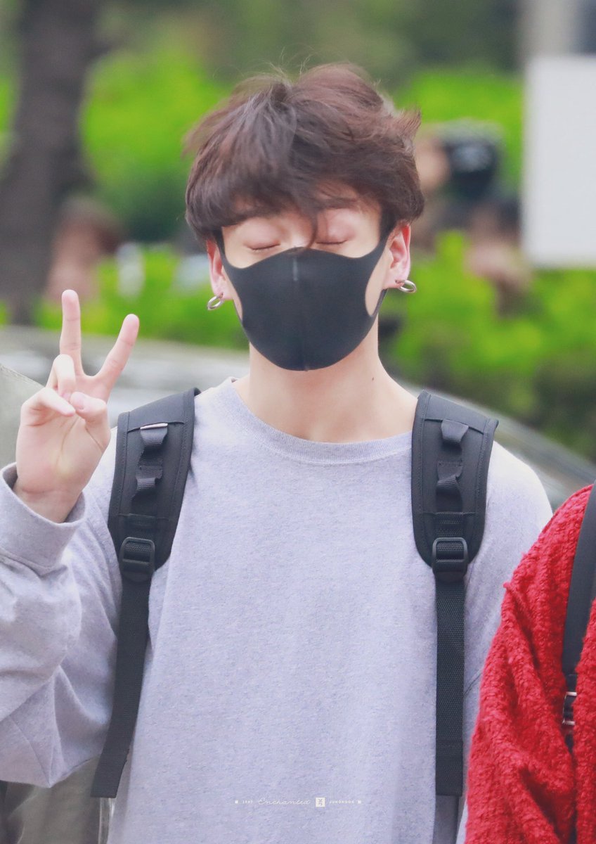 heyikmagafff's tweet photo. Saat kalian diajak foto sekelas tapi masih ngantukkk ... be lyke jungkook 😂 #전정국 #jungkook #Army #PersonaConference https://t.co/N9OwNeCxTk