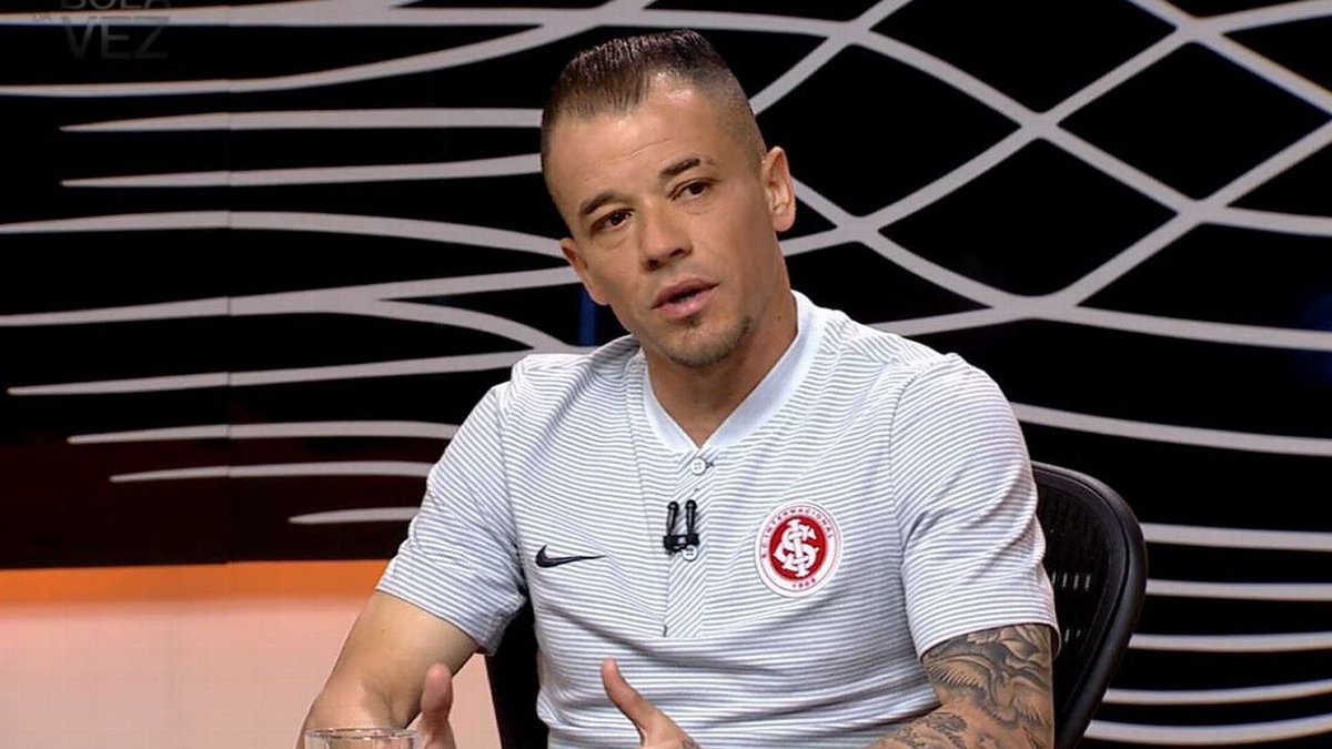 ESPNBrasil's tweet photo. D´Alessandro irá processar atletas da base do Grêmio por insultos: https://t.co/sENSiTSnjH https://t.co/WLS8biYjBd