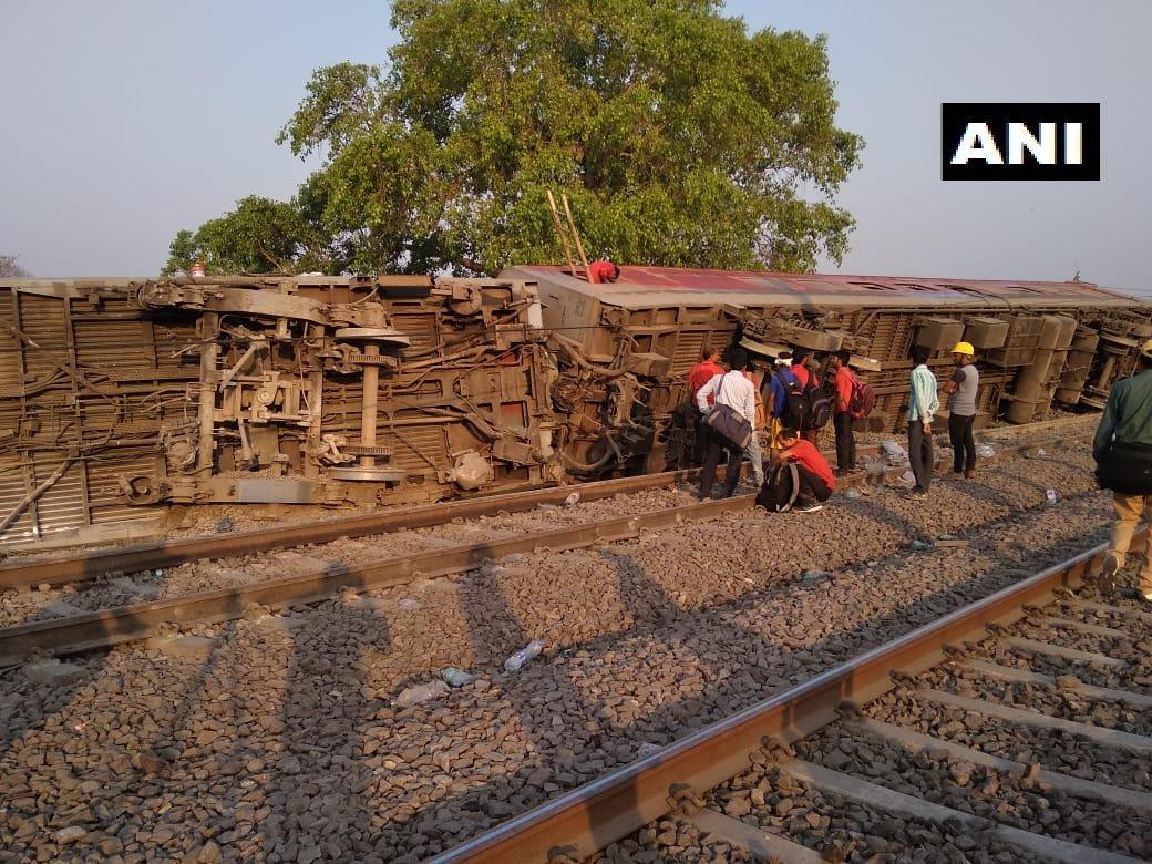 mytentaran's tweet image. Kanpur: Morning visuals from the spot where 12 coaches of #PoorvaExpress, plying from Howrah to New Delh
.

.
.
#Pic credit : ANI 

,
,
,
, #News #Trains
