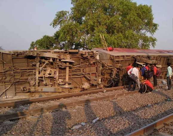 DDIndialive's tweet image. #PoorvaExpress coming from Howrah to New Delhi derails near #Kanpur &amp;amp; other #TopNews of the day
Follow it up here!
YouTube: youtu.be/T28zu4U33xc