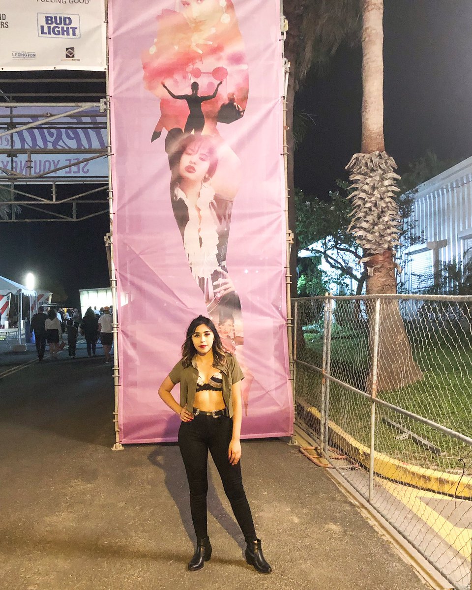 xviviaann's tweet photo. Anything for salinass 🙏 #FDLF #selenaquintanilla #ootd https://t.co/pXpLgRyZca
