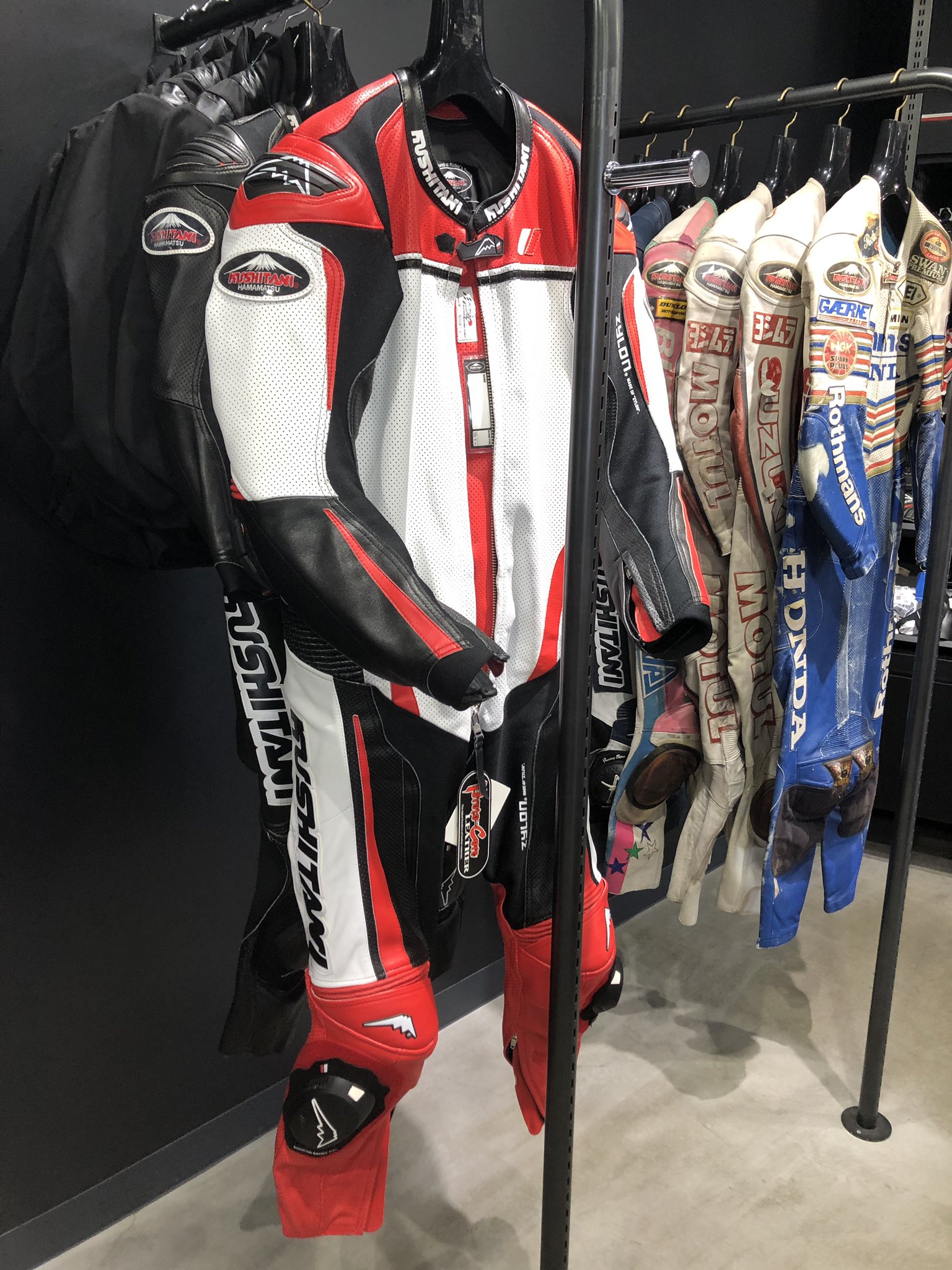 週末値引!! 勘繰っ クシタニ レーシングスーツ 