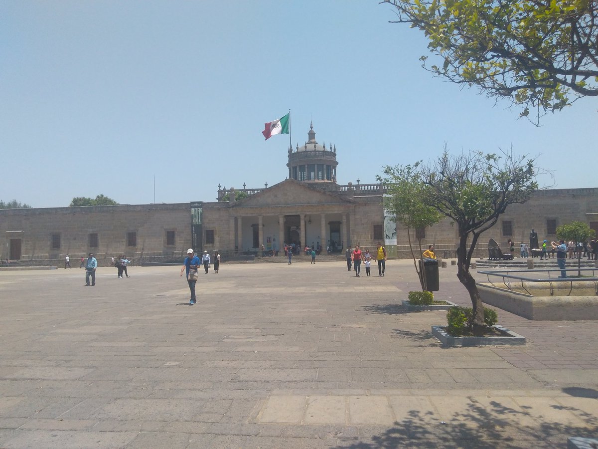 _URRRA's tweet photo. Luce lindo ¿No? #Guadalajara es una de las ciudades que trabajo y se unió al #RetoURRRA y cambió al mundo. Una ciudad limpia es más bonita. Gran vista en la plaza Tapatía. #URRRA #CambiemosAlMundo @jul_escpin https://t.co/Bm6eYzF8dp