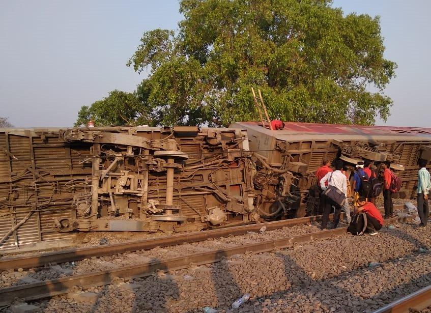 thefirstindia's tweet image. #PoorvaExpress of 12 coaches Howrah-New Delhi derailed near Kanpur,13 injured | First India Express
#FirstIndiaExpress #IndianRailways #Kanpur