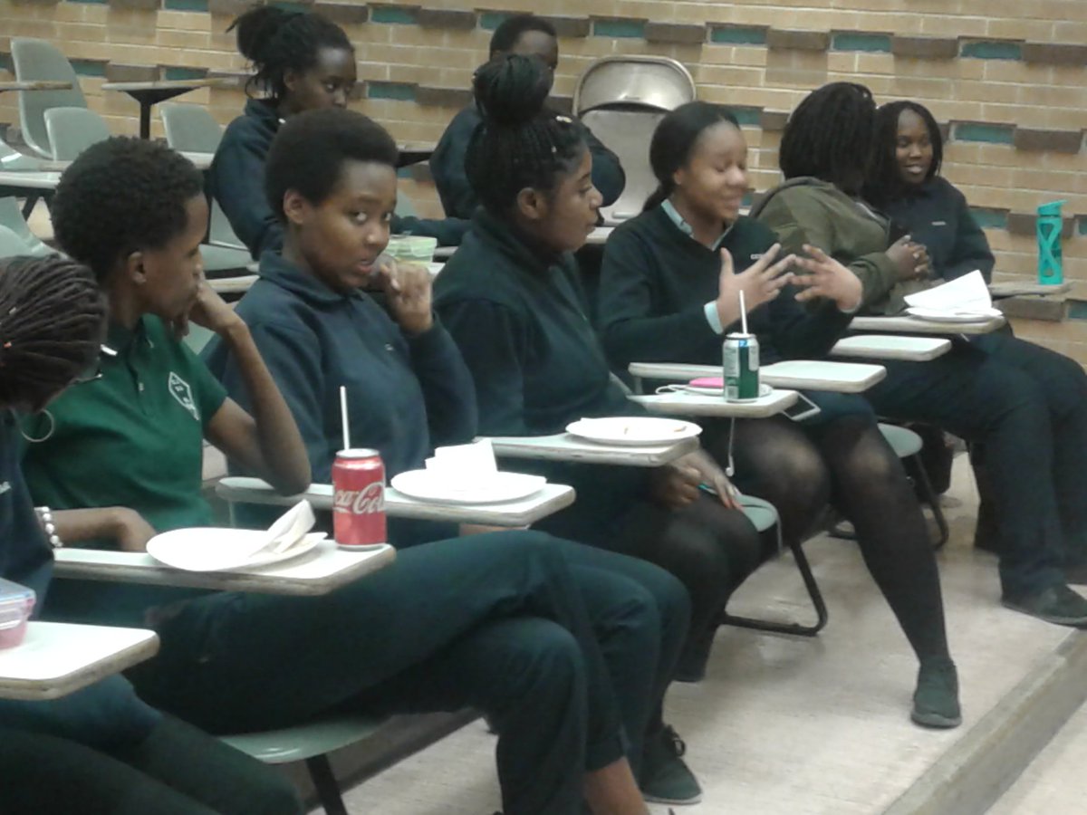 Yvonne Katchunga@Téé tweet media