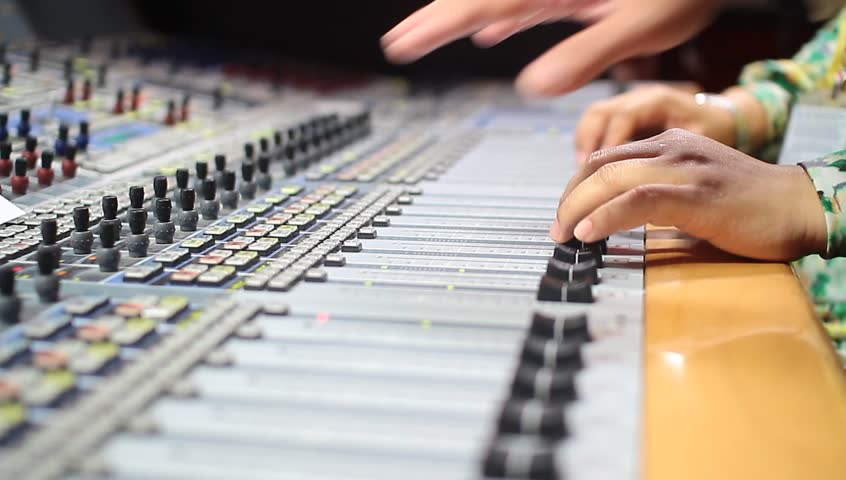 mmtcradiojogja's tweet image. #ClassToday kamera di Studio ga cuma satu Tiser! yes kita butuh juga yang namanya Video Mixer! bukan Video Switcher!!! Switcher itu operatornya Yaa! alatnya mah Mixer! #BroadcastiveClass #ALOHA