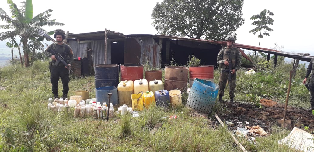 BaeevN19's tweet photo. Golpe finanzas de GAO-r columna Teófilo Forero Castro tropas @BaeevN19 y Policía Nacional desmantelan complejo para el procesamiento pasta base de coca disminuyendo accionar terrorista a la fecha son 2 depósitos ilegales de explosivos y 9 laboratorios para procesamiento de PBC. https://t.co/jWfe6lHCkP