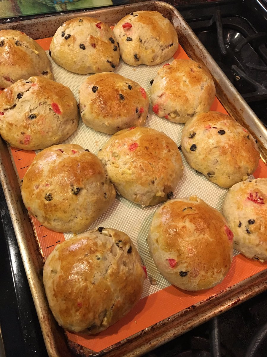QueenieFrancie's tweet photo. #Breadin5 #HotCrossBuns #GoodFriday @Breadin5 https://t.co/7uR6SLj50H