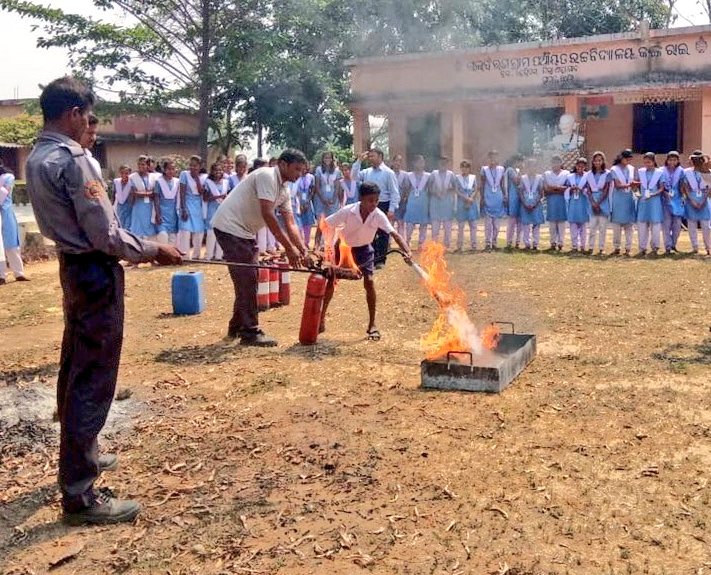 Educating & preparing students for a fire emergency should be a priority. Keeping this in mind, #JSPLAngul had organized first-hand trainings on fire safety for the students of OP Jindal School, DAV Savitri Jindal School & Raijharna GP High School during #NationalFireServiceWeek.