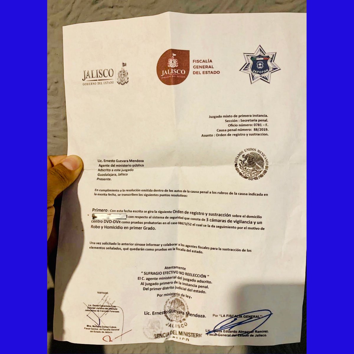 ahtziricardenas's tweet photo. 🛑🖐🏼 ¡Cuidado! Con éste documento apócrifo, haciéndolo pasar como si fuera “orden de cateo” delincuentes tratan ingresar casas zona metropolitana #Guadalajara #Zapopan
Escogen casas con cámaras de seguridad.
@FiscaliaJal @PoliciaZapopan confirman falsedad.
#RT Alertemos 👊🏻 https://t.co/NdFfcFKia2