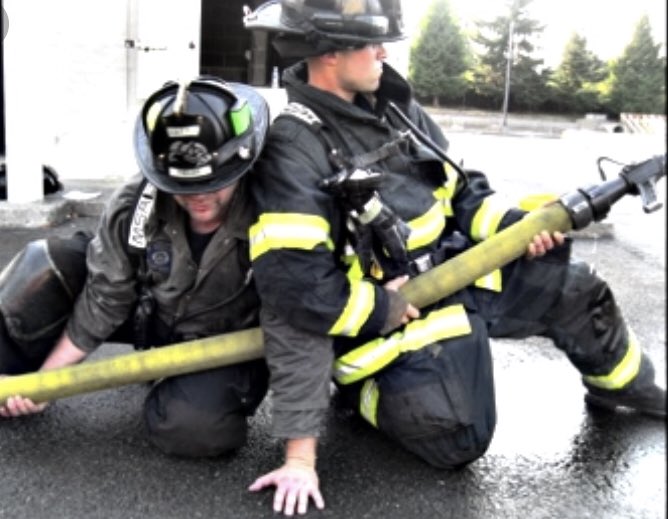Rogue_Training's tweet photo. What techniques do we teach new firefighters? How much time do we spend on core firefighting skills? FF1 only has about 3 hours of hose...

1st picture is from a IFSTA FF1 book.  2nd from Fire Engineering, showing a hip grip.

One team looks ready to do work.  The other team 😳 https://t.co/QIZX4X4VKM