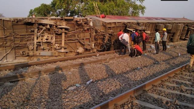 Sandeepnirvan's tweet image. #PoorvaExpressAccident | #Kanpur में देर रात बड़ा ट्रेन हादसा, #PoorvaExpress के 15 डिब्बे पटरी से उतरे; 100 घायल