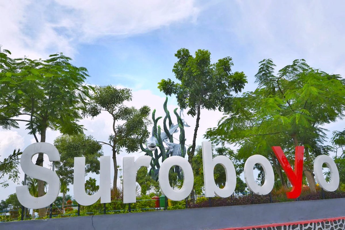 Halllooo... Selamat menikmati libur panjang!!

Sudah kunjungi ikon baru Patung Suroboyo ini belum? Kalau belum, kamu rasanya kudu mampir ke sini deh!

Lokasinya di Taman Suroboyo depan Sentra Ikan Bulak.

Jadi siapa yang sudah selfie di sini? Boleh loh share fotonya!