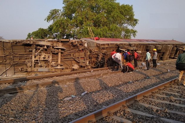 SunilBajajG's tweet image. Howrah-New Delhi Poorva Express derailed near Kanpur.  As per the news from sources, 13 people injured. Rescue operation by National disaster response force team is underway.
#PoorvaExpress