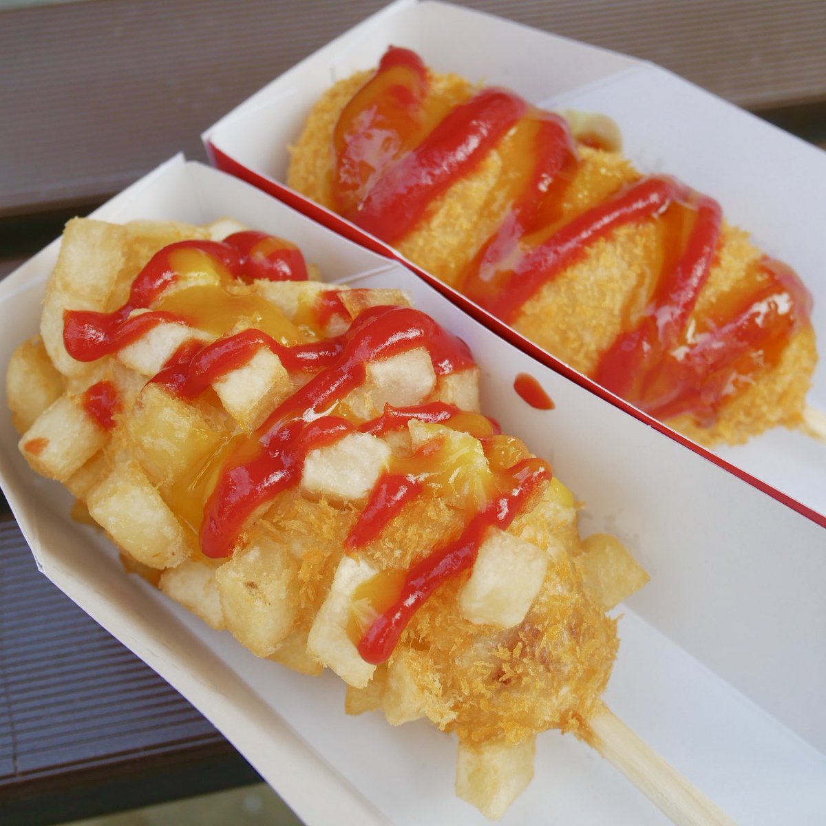 名古屋グルメ探偵 アスカイ チョアチョアホットドック 行列必至のチーズドッグ ホットク専門店 カリっと香ばしい食感にたっぷり入ったモチモチの伸びるチーズが抜群の相性 １５種類以上の豊富なトッピングで自分好みのハットグを作ることもできます