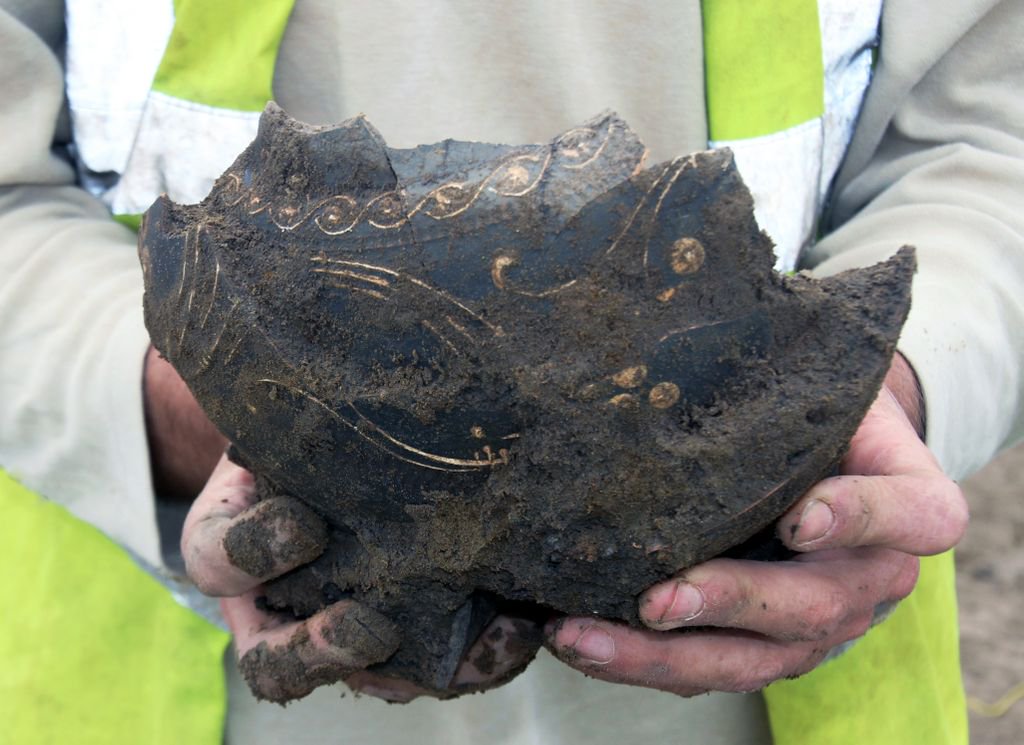 The beautiful Nene Valley ware vessel, now cleaned up and conserved. It's a large, funnel necked beaker, made in the area of modern Peterborough. This style dates to around the 4th century AD
#Roman #Oxfordshire #CASiteTeam #Archaeology