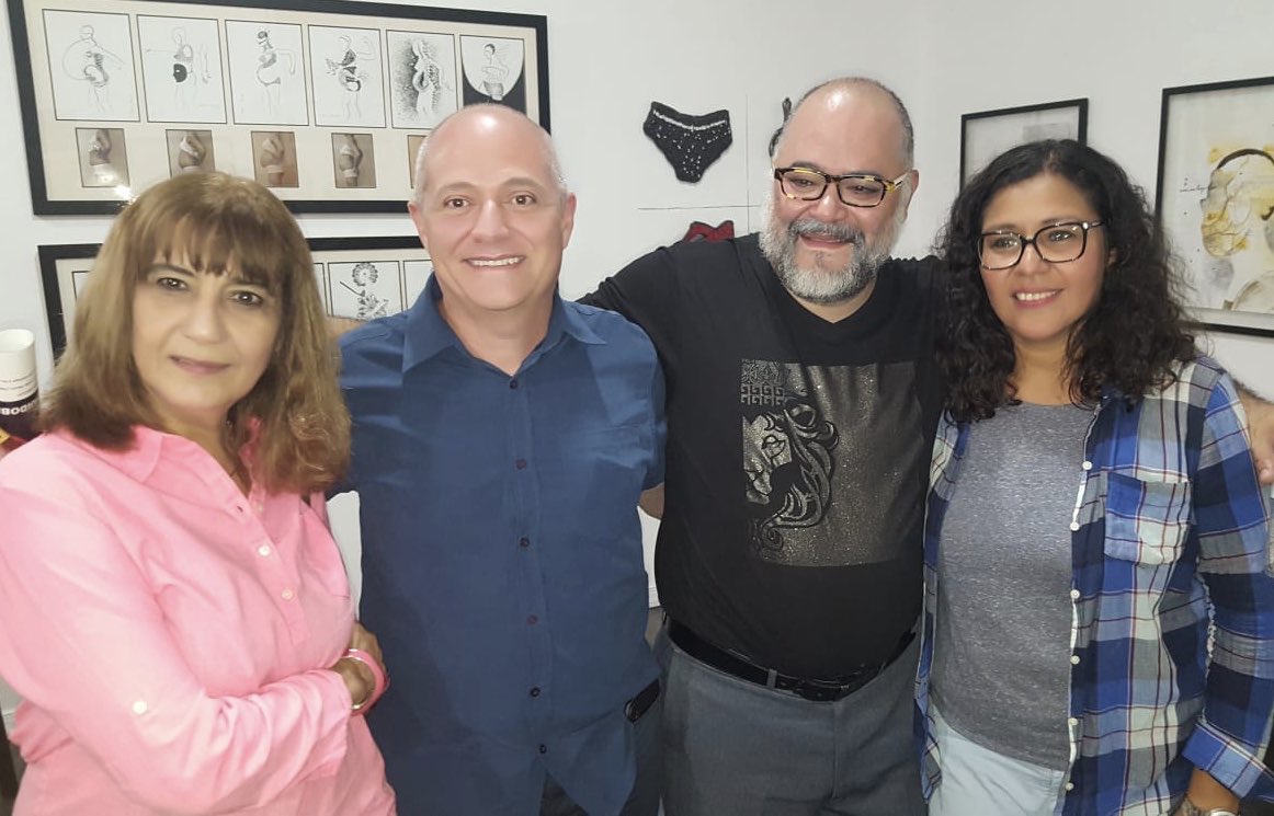 O_GarciaObregon's tweet photo. Genial ver “Puro teatro” con Matías Montes Huidobro. Excelente elenco: Marcia Arencibia-Henderson (directora y actriz), Christian Ocón &amp; @ivettekellems . Excelente montaje de La navaja de Olofé, Tirando las cartas y La soga... donde “Cuba es un punto en el desierto de la memoria” https://t.co/7aOlLP52nE