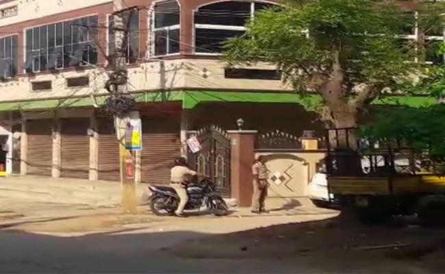 sakshinews's tweet image. కలకలం సృష్టిస్తోన్న ఎన్‌ఐఏ సోదాలు
sakshi.com/news/crime/nia…
#NIAteam
#Riding
#isisterrorists