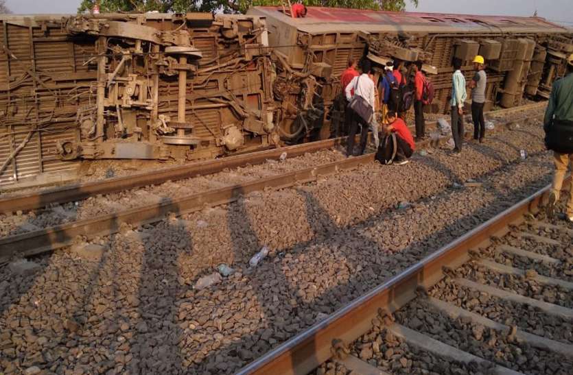 sharma26592's tweet image. #PoorvaExpress #Kanpur कानपुर में तेज धमाके के साथ दो हिस्सों में बंटी पूर्वा एक्सप्रेस @KanpurPolice @CMyogiclub @MurliManoharJoshi