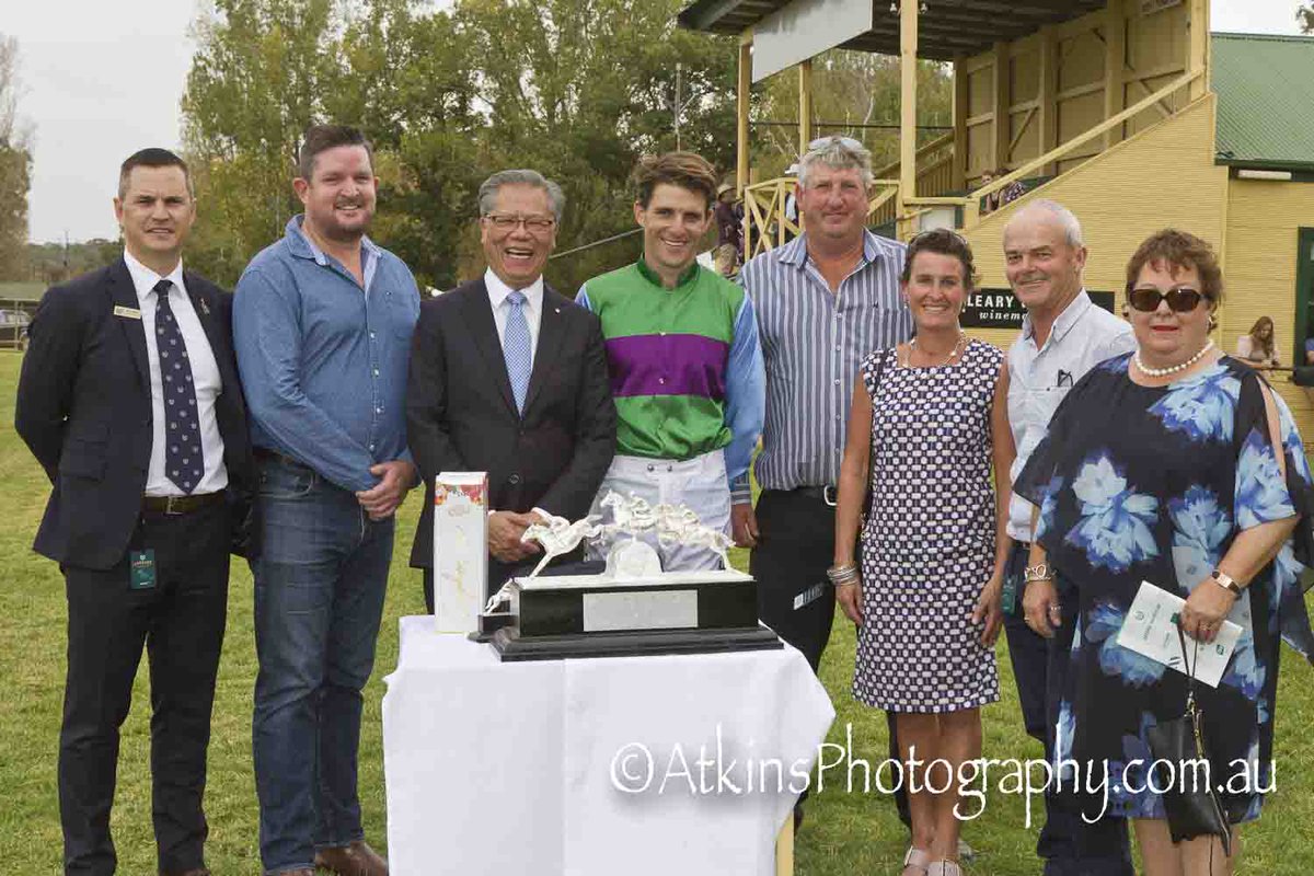 terry_hann's tweet photo. ZED EM, 5 starts at @OakbankRaces for 5 wins, including back to back Thomas Farms Great Eastern Steeplechase.  Trained by Patrick Payne and ridden by @PatemanRacing. Aust Jump Racing Assn ~ @AusJumpsRacing @TheRacesSA @JumpsSA @AusJumpsRacing
More 🐎📷https://t.co/Afbyg3hbJY https://t.co/gAhIAaoKup