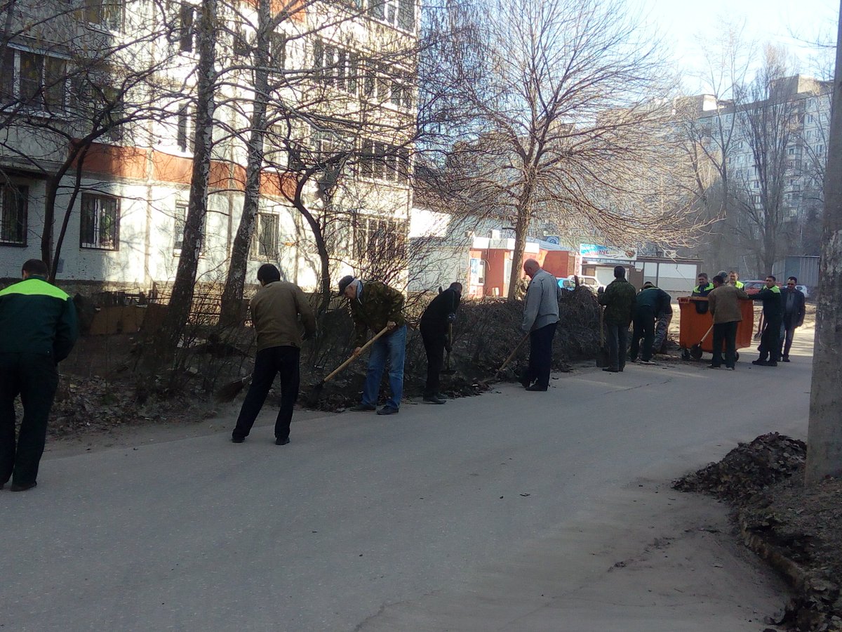 Кирова 417, РЭУ-3 <a href="/PrivPGRU/">ООО УК "Приволжское ПЖРУ"</a>  приступили к субботнику. #ЧистаяСамара <a href="/promadm/">Promadm.samara</a>