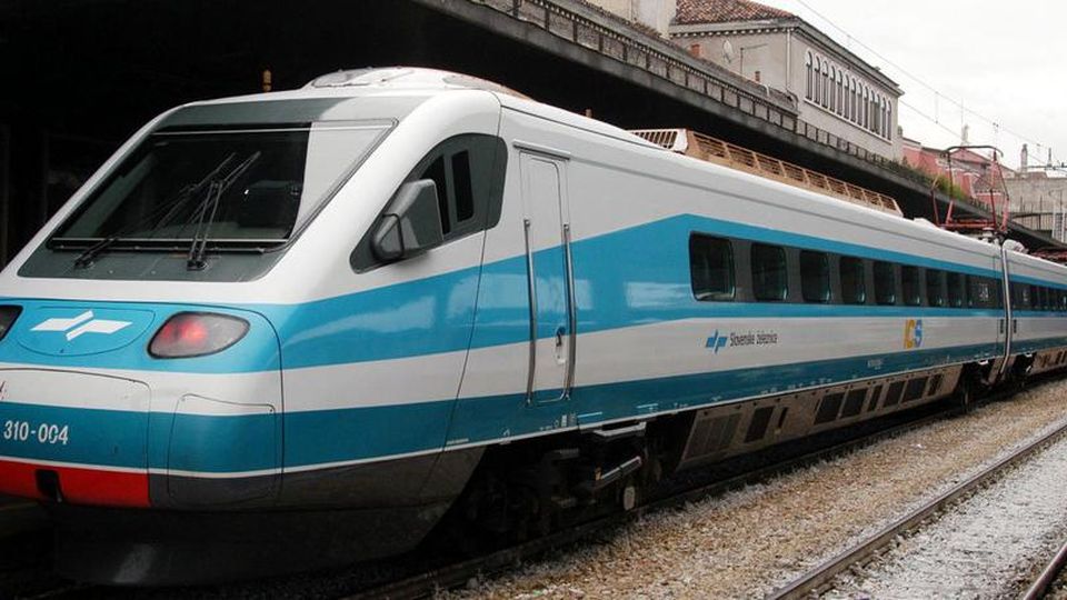 FondazioneNE's tweet photo. #Trasporti. Si potrà viaggiare tra #Trieste e Lubiana con biglietto unico su mezzi di due operatori diversi. Collaborazione nata tra Trieste Trasporti e Ferrovie Slovene, nell'ambito del progetto #CONNECT2CE proposto da #UE per Europa Centrale.

Fonte: https://t.co/RRttB8SbpE https://t.co/uPsp0kU94H