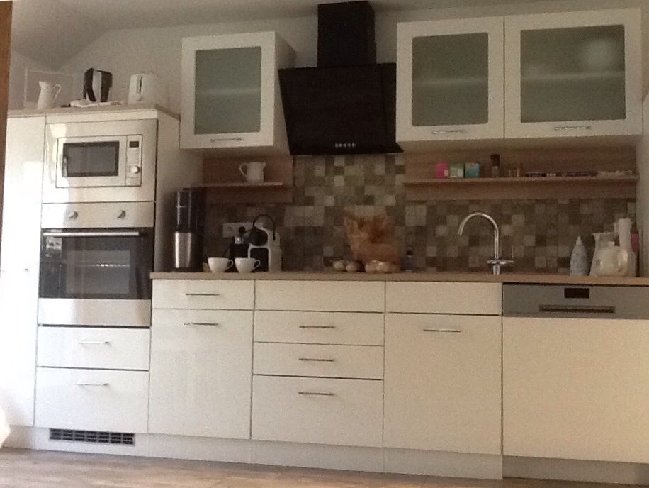 garafat87's tweet photo. Ist glaub ich die schönste Einbauküche, die wir je in einem Ferienhaus hatten. #breakfastinprogress https://t.co/zXg3zt474D