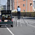迷惑な撮り鉄はどこにでもいる……道路の真ん中に三脚!