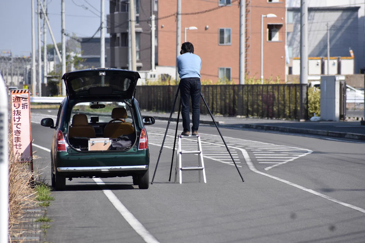 迷惑な撮り鉄はどこにでもいる……道路の真ん中に三脚！！
