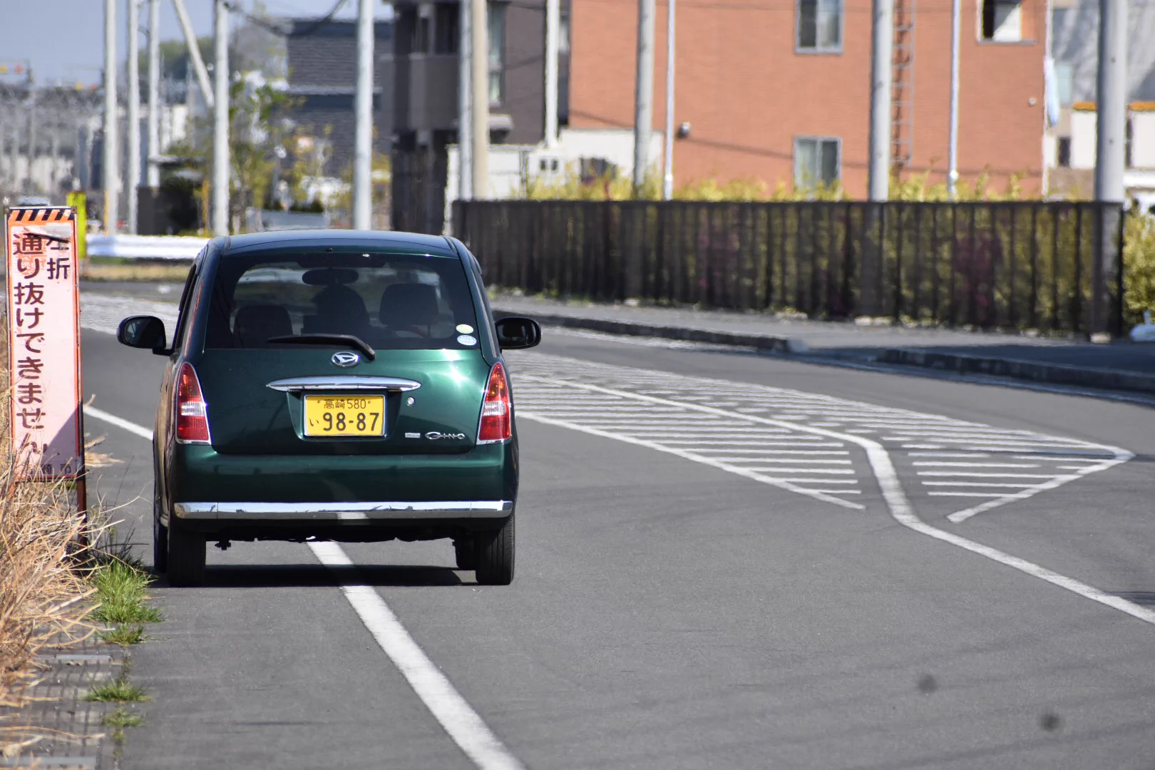 迷惑な撮り鉄はどこにでもいる……道路の真ん中に三脚！！