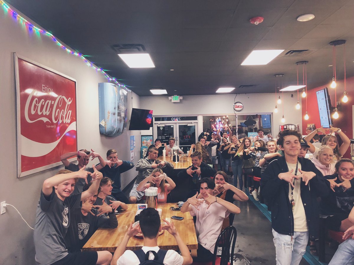 FiizSandy's tweet photo. 💚Huge thank you to everyone who participated in the Hillcrest Spirit Night! Go huskies!💚 https://t.co/S0QT6PCCmv
