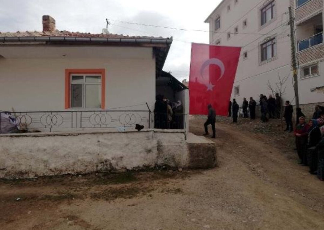 Vatan neresidir?

Vatan bu evlerdir. Şehit düşen 4 askerimizin baba ocağıdır.

Vatan bu 4 evladımızın kanının aktığı topraktır.

Vatan nice evlatlarımızın kefensiz yattığı yerlerdir.