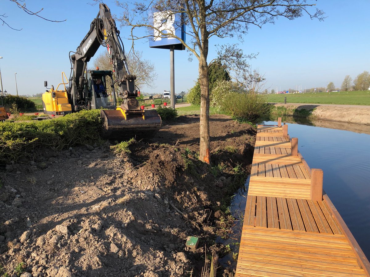 jbijleveld's tweet photo. Bijzonder! In de nieuwe aanlegsteiger bij @GasterijWaldwei is de typerende vakkenverdeling van de #hempensermeerpolder verwerkt in de vormgeving . Woensdag is de opening ! https://t.co/WytQ5GqWBe